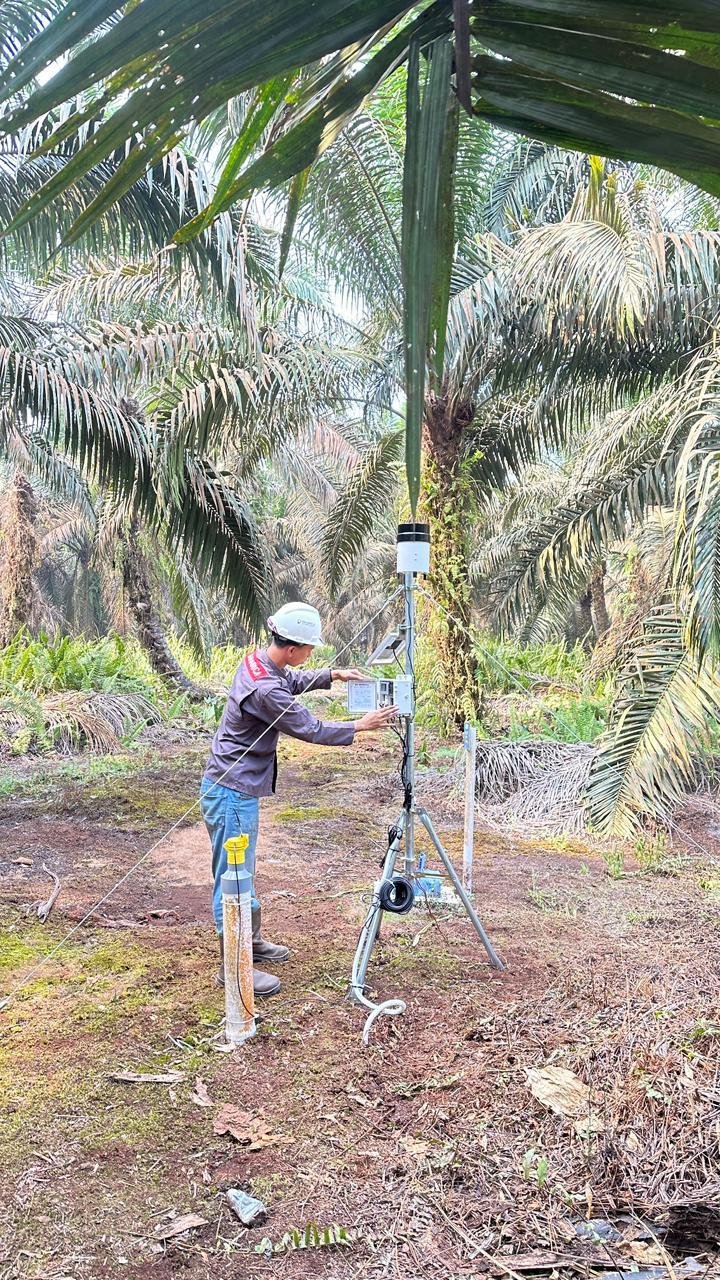 Instalasi Weather Station di Blok F13, PT Agro Bukit