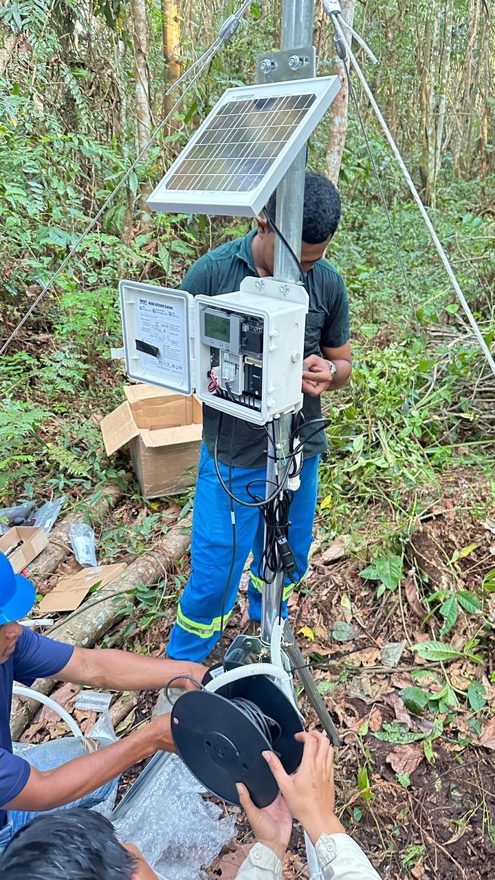Sensor cuaca weather station Taharica saat proses instalasi di Blok C15 Sampit