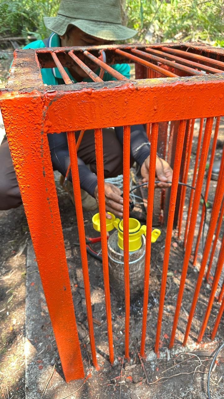 Proses instalasi AWLR di Blok C15 PT Rim Capital Sampit