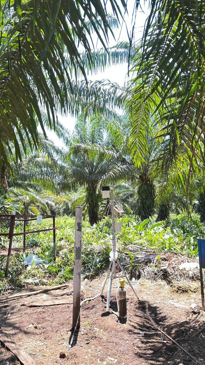 Proses instalasi weather station di Blok M16 PT Nabire Baru