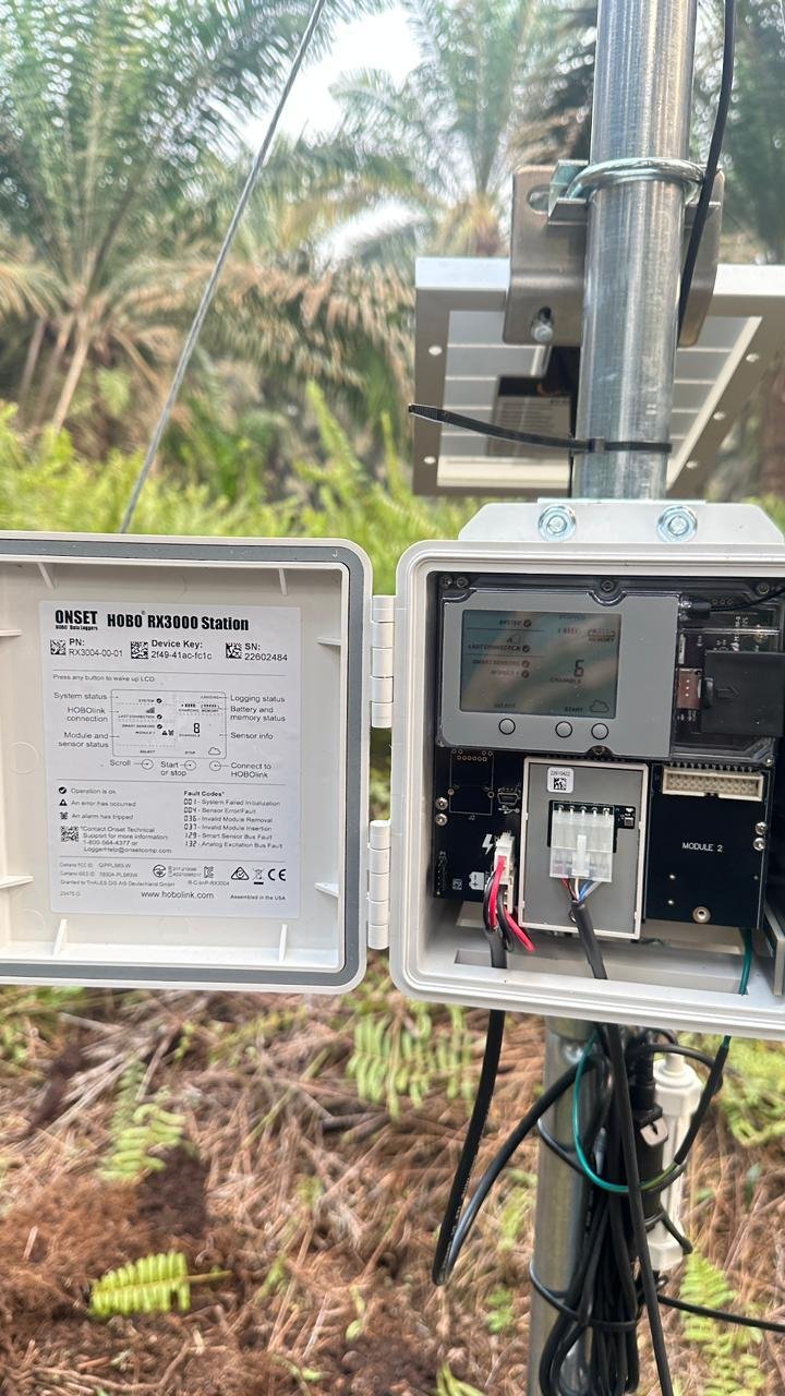 Proses instalasi weather station di Blok I22 PT Agro Bukit Sampit